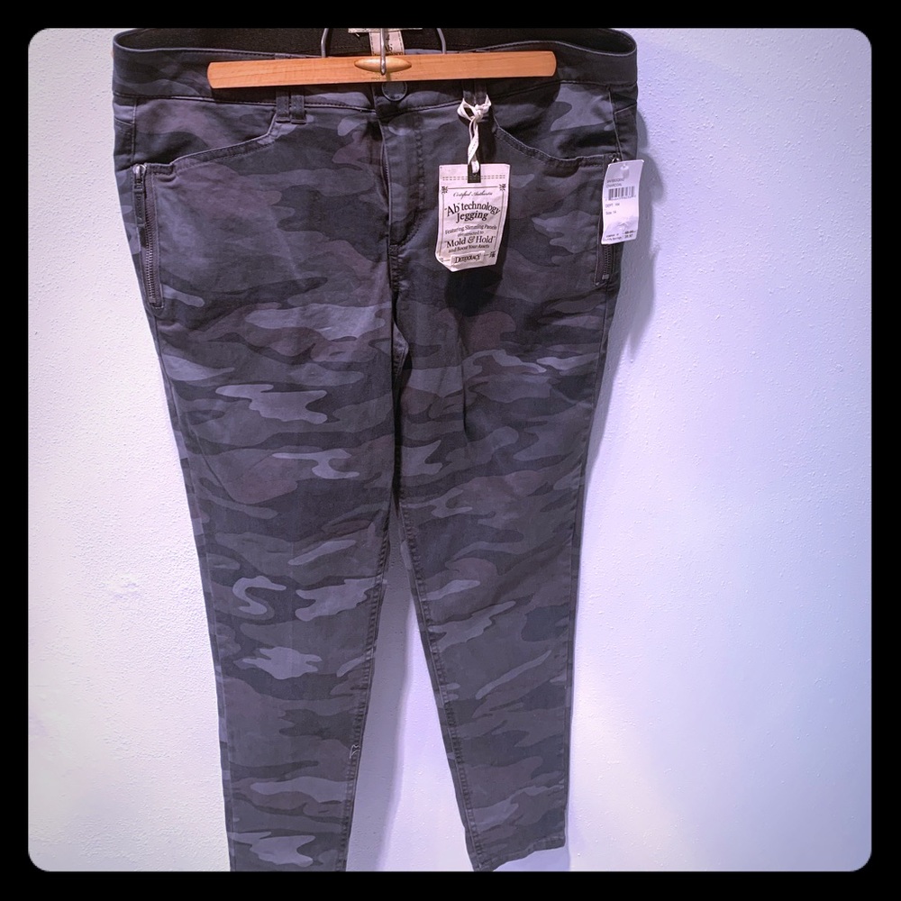 NWT Ab Technology Camouflaged  Jegging
